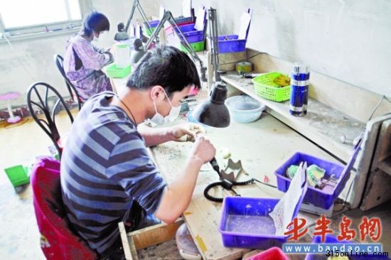 操作臺(tái)上臟亂不堪。 操作臺(tái)上臟亂不堪。