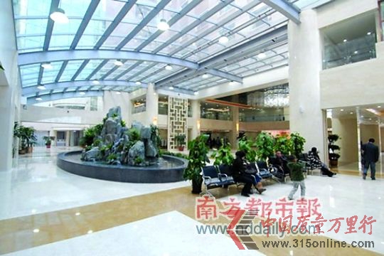 干部病房大樓的內飾像酒店大堂。 干部病房大樓的內飾像酒店大堂。