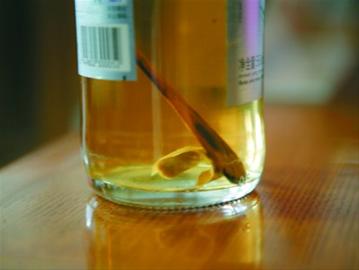 未開封啤酒瓶內(nèi)現(xiàn)煙蒂木棍消費(fèi)者起訴索賠(圖)