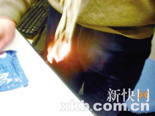 記者買來(lái)濕面條試驗(yàn),濕面條一點(diǎn)就燒出了火苗。 記者買來(lái)濕面條試驗(yàn),濕面條一點(diǎn)就燒出了火苗。