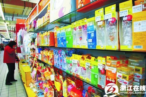 PC奶瓶下架的柜臺(tái)所出售的大多是歐洲原裝,日本,韓國等進(jìn)口奶瓶