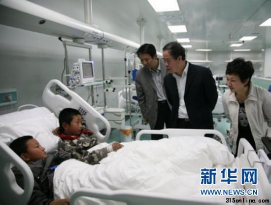 4月22日,榆林市榆陽區(qū)魚河鎮(zhèn)中心小學飲用牛奶中毒的學生在醫(yī)院接受治療。 4月22日,榆林市榆陽區(qū)魚河鎮(zhèn)中心小學飲用牛奶中毒的學生在醫(yī)院接受治療。