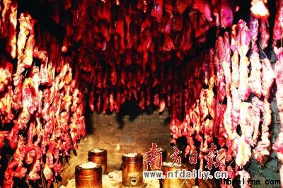 問(wèn)題臘肉在熏制中。 問(wèn)題臘肉在熏制中。