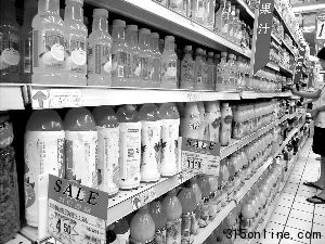 內(nèi)地食品飲料公司則紛紛撇清關(guān)系,打出“無(wú)添加”的招牌。Phototex/供圖