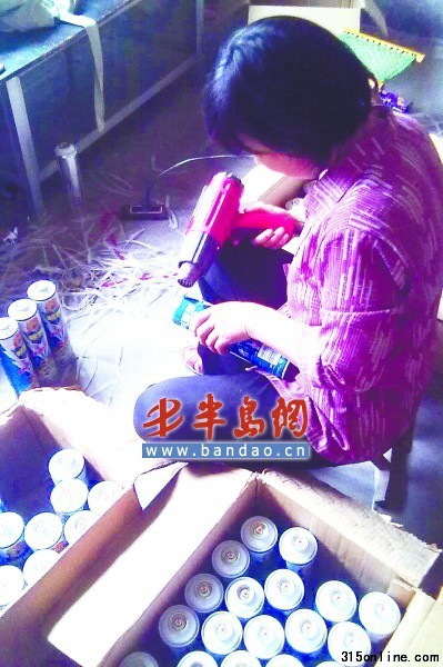 加工點內(nèi)工人正在給超威殺蟲劑重新包裝噴碼 加工點內(nèi)工人正在給超威殺蟲劑重新包裝噴碼