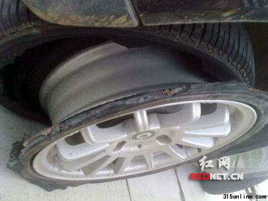 車主易先生3月購(gòu)買的奔馳smart 小車,在一次行駛中“爆胎”,輪胎與鋼圈完全脫離。