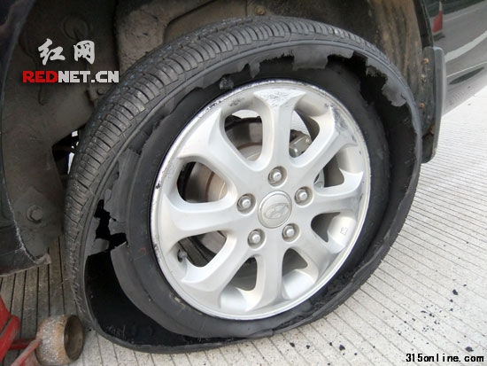 邵陽(yáng)一位車主也曾遭遇車胎整圈斷裂,廠商為其更換了全部車胎,并進(jìn)行了相應(yīng)賠償。