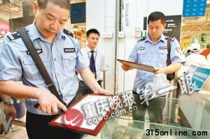 執(zhí)法人員仔細(xì)查看證照細(xì)節(jié)。重慶晚報(bào)記者 賀懷湘 攝
