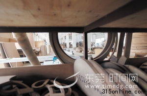 昨日,東莞長豐家具臨時停產。圖為其生產車間內的家具部件(記者 藍業佐 攝)