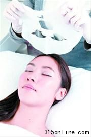 香港目前仍無化妝品含防腐劑的標準含量,內(nèi)地可添加防腐劑含量的最高上限為0.8%。