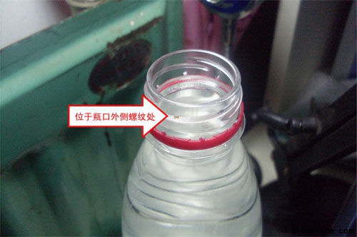 7月21日通州李先生購買了批號為201106061818E5的550ml裝農(nóng)夫山泉飲用天然水,在瓶口密封螺紋外側(cè)(非瓶內(nèi))發(fā)現(xiàn)蟲卵。