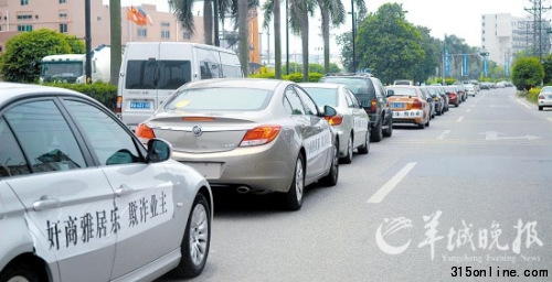 8月7日中午,業(yè)主駕車列隊抗議小區(qū)出行道路被封 羊城晚報記者 姚思東 攝 8月7日中午,業(yè)主駕車列隊抗議小區(qū)出行道路被封 羊城晚報記者 姚思東 攝