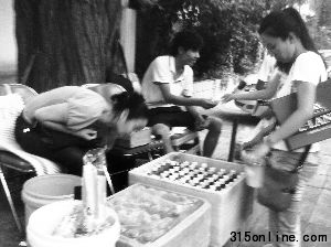 昨日,北京站斜對面的北鮮魚巷胡同,一男一女邊賣飲料邊賣去往唐山的“黑長途”車票。