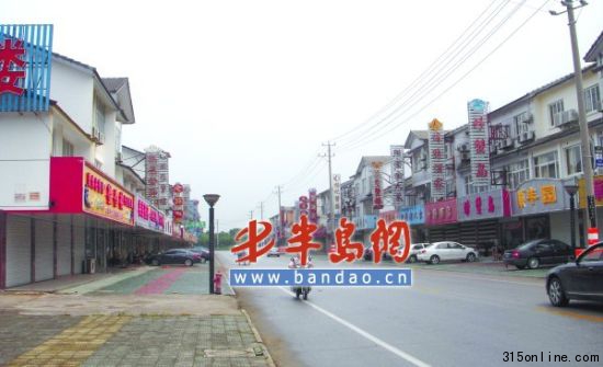 以大閘蟹為特色的酒店一家挨著一家。