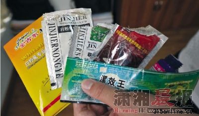 這是記者從一位菜農茄子地里收集來的各種農藥的包裝。圖/新華社 這是記者從一位菜農茄子地里收集來的各種農藥的包裝。圖/新華社