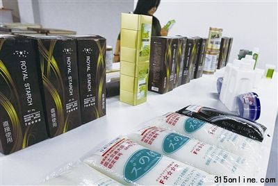 在愛蜂潮體驗館四樓的墻紙輔料區(qū),“日本原漿”產(chǎn)品的外包裝上看不見中文說明 攝/記者 吳海浪 在愛蜂潮體驗館四樓的墻紙輔料區(qū),“日本原漿”產(chǎn)品的外包裝上看不見中文說明 攝/記者 吳海浪