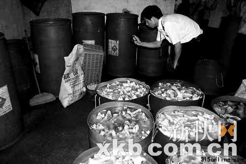 前晚,番禺區(qū)的這個黑作坊被查,執(zhí)法人員在現(xiàn)場發(fā)現(xiàn)大量的化工原料。 前晚,番禺區(qū)的這個黑作坊被查,執(zhí)法人員在現(xiàn)場發(fā)現(xiàn)大量的化工原料。