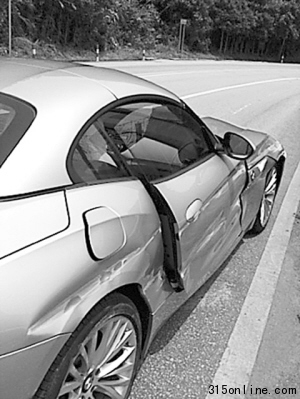 寶馬車右側從車頭到車尾全部凹陷。 寶馬車右側從車頭到車尾全部凹陷。
