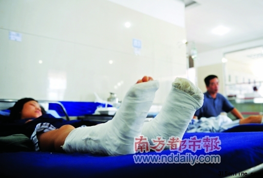 多名電梯事故的受傷者昨天在醫院治療。昨天凌晨零時40分許,東莞市南城區鴻福廣場的一部“西子奧的斯”牌電梯突然失控,在19層載了20人后快速下墜,至8層稍作停頓后,又幾乎是“自由落體”般墜落至負一層。事故造成20人不同程度受傷,12人需留院治療,其中至少6人有不同程度的腿腳骨折,均無生命危險。目前,東莞質監部門已介入調查。 南都記者劉在富攝 多名電梯事故的受傷者昨天在醫院治療。昨天凌晨零時40分許,東莞市南城區鴻福廣場的一部“西子奧的斯”牌電梯突然失控,在19層載了20人后快速下墜,至8層稍作停頓后,又幾乎是“自由落體”般墜落至負一層。事故造成20人不同程度受傷,12人需留院治療,其中至少6人有不同程度的腿腳骨折,均無生命危險。目前,東莞質監部門已介入調查。 南都記者劉在富攝