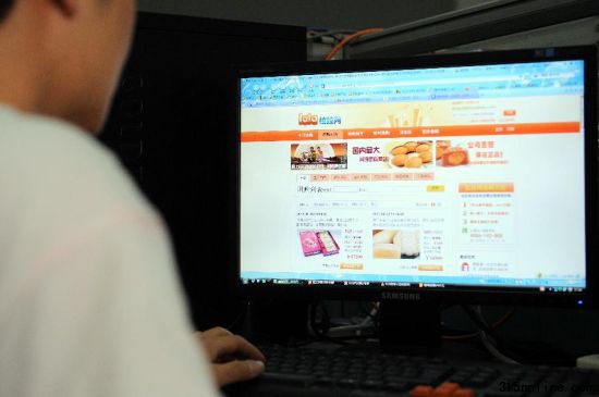 2011年9月11日 網上的月餅,騙子的陷阱——數百網民拉拉網上團購月餅被騙事件調查廣州一名在讀研究生小葉在查看仍可打開的拉拉網頁面。之前,他在拉拉網上團購了冰皮月餅,網頁上顯示8月31日已發貨,但至今仍未收到(9月6日攝)。 2011年9月11日 網上的月餅,騙子的陷阱——數百網民拉拉網上團購月餅被騙事件調查廣州一名在讀研究生小葉在查看仍可打開的拉拉網頁面。之前,他在拉拉網上團購了冰皮月餅,網頁上顯示8月31日已發貨,但至今仍未收到(9月6日攝)。