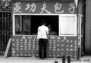 霍營(yíng)地鐵站附近這家包子店,使用不明香精調(diào)制包子餡料。