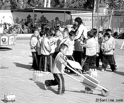 幼兒園高收費(fèi)越來越貴入園難催生高收費(fèi)
