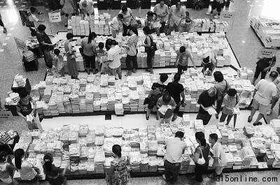 開學在即,不少學生和家長前往書店選購教輔圖書。朱引煒/CFP 開學在即,不少學生和家長前往書店選購教輔圖書。朱引煒/CFP