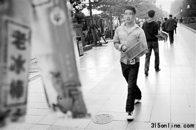 天安門廣場附近,小販兜售“老冰棒”。