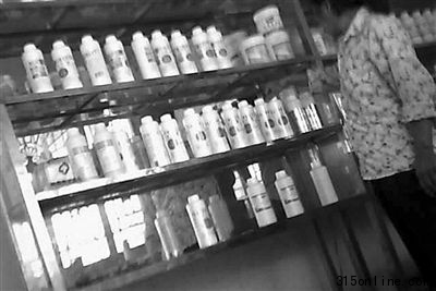 9月17日,江鎮的一家香精專賣店內貨架上擺滿各種香精,用于做包子和饅頭等面食。本版攝影/本報記者 尹亞飛