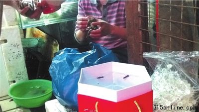 某海鮮市場內的商販正在給普通蟹扣假的防偽戒指,一旁放著一大包假的防偽戒指。本版攝影本報記者潘之望 某海鮮市場內的商販正在給普通蟹扣假的防偽戒指,一旁放著一大包假的防偽戒指。本版攝影本報記者潘之望