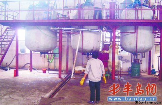 車間里有3個用來生產生物柴油的反應釜。 車間里有3個用來生產生物柴油的反應釜。