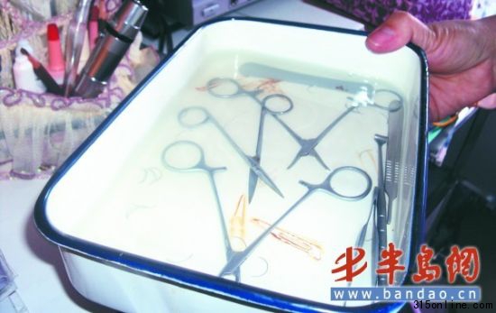 9日上午,執法人員在美時美客美容院除了查出注射器、電凝器等醫療用具外,還發現一些類似小剪刀的器械。 9日上午,執法人員在美時美客美容院除了查出注射器、電凝器等醫療用具外,還發現一些類似小剪刀的器械。