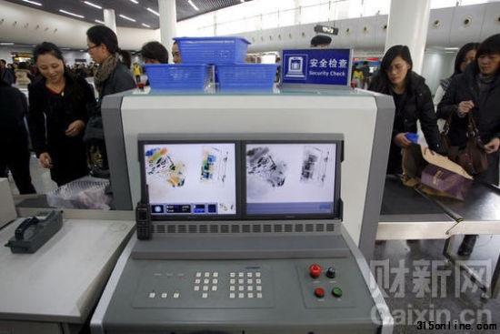 2010年3月16日,在上海一地鐵站入口處,乘客們將隨身攜帶的物品放入X光檢測儀內進行安檢。 翁磊 / 東方IC
