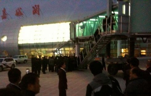 飛機備降后,嘉峪關機場的工作人員引導乘客通過廊橋進入候機樓等待。網友 圖 飛機備降后,嘉峪關機場的工作人員引導乘客通過廊橋進入候機樓等待。網友 圖