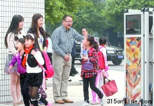 校長(zhǎng)三年堅(jiān)持校門迎學(xué)生有人質(zhì)疑作秀有人贊