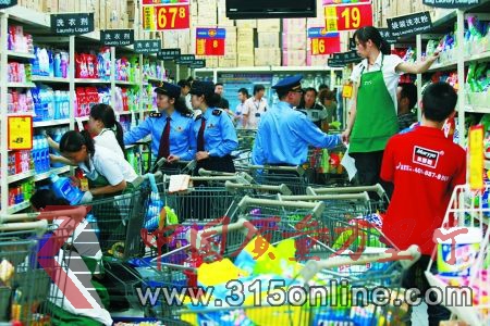 10日,渝北區(qū),工商執(zhí)法人員在沃爾瑪超市冉家壩店進(jìn)行督導(dǎo)和檢查。 記者 歐陽祖兵 攝 10日,渝北區(qū),工商執(zhí)法人員在沃爾瑪超市冉家壩店進(jìn)行督導(dǎo)和檢查。 記者 歐陽祖兵 攝