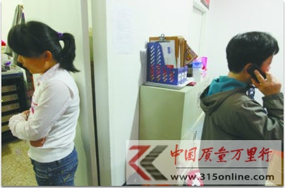 昨日,消費者王女士(左)來到北京華聯(lián)超市沈陽五里河店,與超市方面的負責人(右)進行溝通,但仍無結果。 記者 吳懷宇 攝