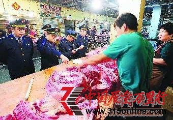 20日凌晨,工商人員對七里堡市場銷售生豬肉的用戶進行突擊檢查。 本報記者 邱志強 攝 20日凌晨,工商人員對七里堡市場銷售生豬肉的用戶進行突擊檢查。 本報記者 邱志強 攝