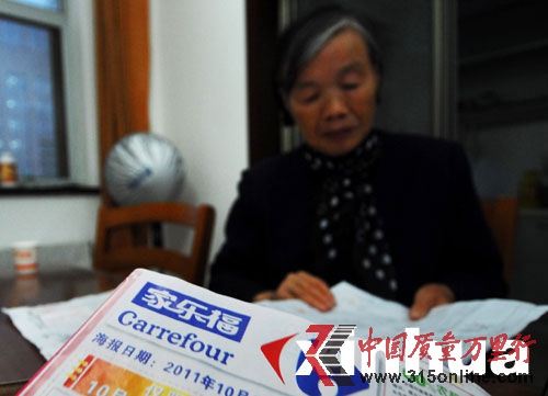 10月24日,汪毓蘭在整理著家樂福誣陷她的證據。新華社記者 肖藝九 攝