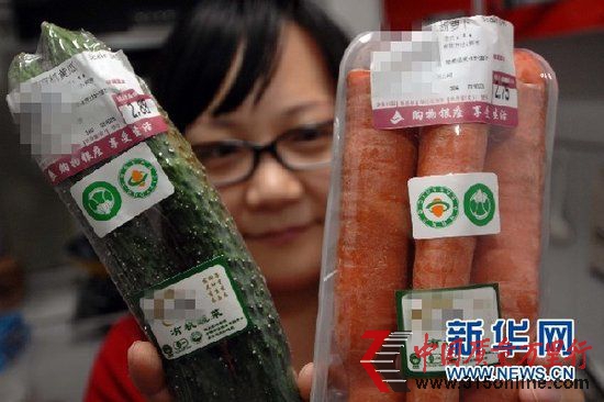 濟南一位市民在超市購買的每公斤18元的有機黃瓜和每公斤9元的胡蘿卜。新華記者郭緒雷攝