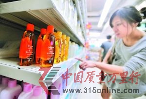 廣州某超市里銷售的強生嬰兒柔潤洗發精200毫升裝,該產品含有會釋放甲醛的季銨鹽-15成分。