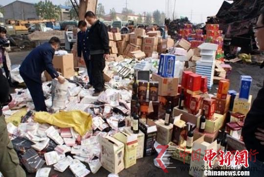 警方集中銷毀假冒偽劣商品現場 朱志庚攝