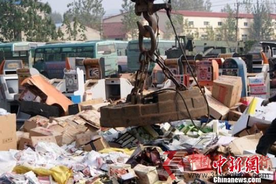 警方集中銷毀假冒偽劣商品現場 朱志庚攝