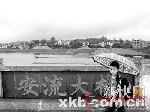 ■在五華縣安流鎮(zhèn)上,也存在到處采沙現(xiàn)象,甚至在安流大橋兩側(cè)采沙。周達(dá)標(biāo)/攝