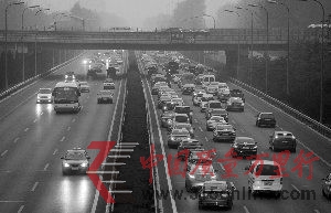 傍晚,機(jī)場(chǎng)高速五元橋附近,進(jìn)京方向北皋至五元橋路段十分擁堵。晨報(bào)記者 王巍/攝