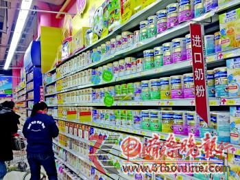 7日,在濟南一家大型超市的進口奶粉區(qū),無明治奶粉在售。 馬云云 攝