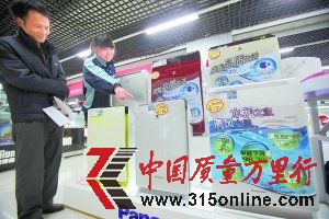 近日,(市場上的空氣凈化器、竹炭防塵口罩等出現熱銷。圖為一家電器賣場的導購員在介紹空氣凈化器。東方IC供圖