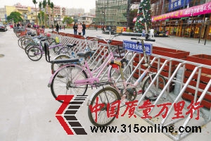 自行車(chē)停車(chē)位無(wú)人看管,留給小偷可乘之機(jī)。深圳晚報(bào)記者 陸穎 攝