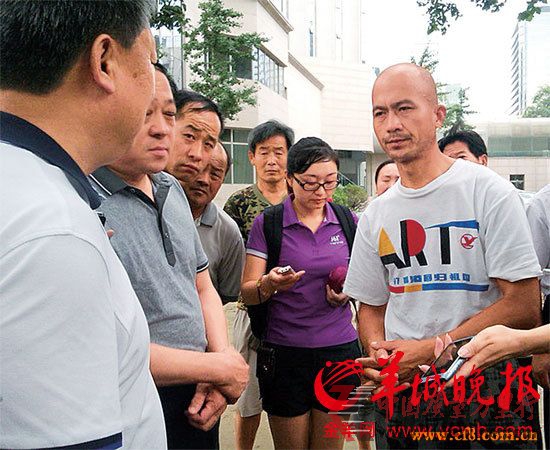 德州市政府派員赴京了解情況,并交給杜舍厚(右一)1 萬(wàn)元捐款 羊城晚報(bào)記者 余姝 攝