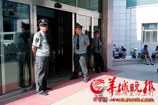 八一兒童醫(yī)院門口三名保安守門, 院方不希望媒體過(guò)多介入, 以免影響小傳旺的治療 余姝 攝